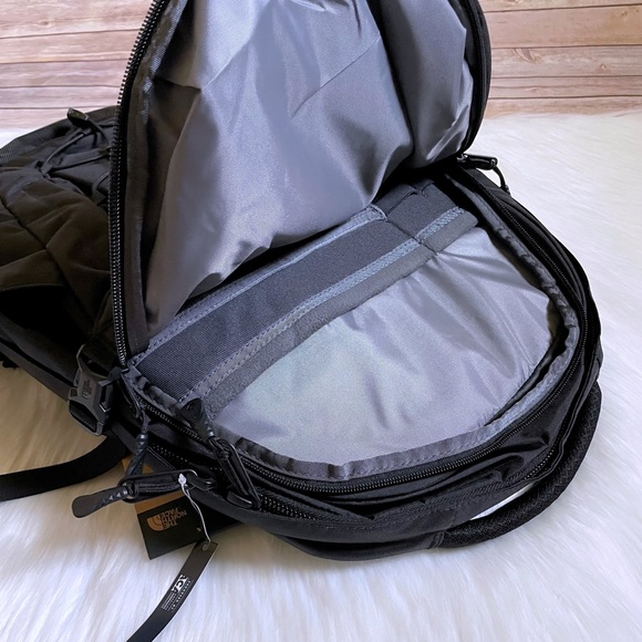 The North Face Unisex Generator 28 Liter Backpack In Black - Picture 5 of 7